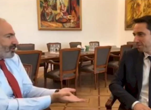 Ermənistanda küçə qanunları hökm sürür: Paşinyan İrəvan merini şapalaqlayıb