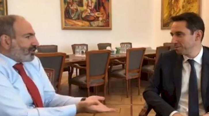 Ermənistanda küçə qanunları hökm sürür: Paşinyan İrəvan merini şapalaqlayıb Ermənistanda küçə qanunları hökm sürür: Paşinyan İrəvan merini şapalaqlayıb