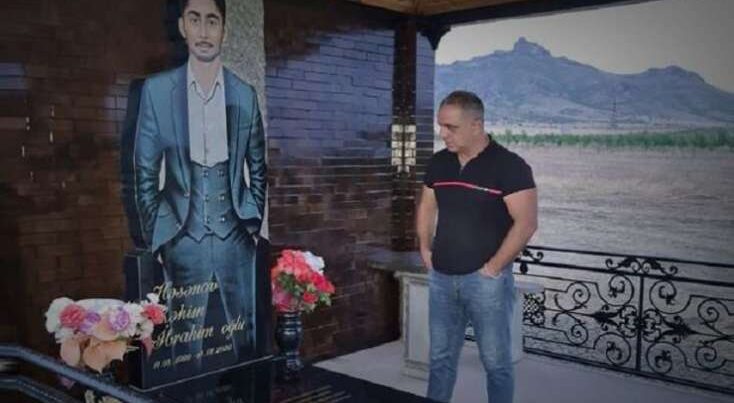 “Öldüyü yerə gedib şüşə qırıqlarını yığdım” – Oğlunu faciəli şəkildə itirən İbrahim Borçalının xanımı – VİDEO “Öldüyü yerə gedib şüşə qırıqlarını yığdım” – Oğlunu faciəli şəkildə itirən İbrahim Borçalının xanımı – VİDEO