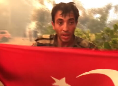 Azərbaycanlı yanğınsöndürən Türk bayrağını yanan evdən çıxardı – VİDEO