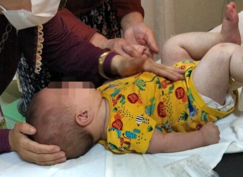 9 yaşlı uşaq 7 aylıq qardaşını pəncərədən YERƏ ATDI