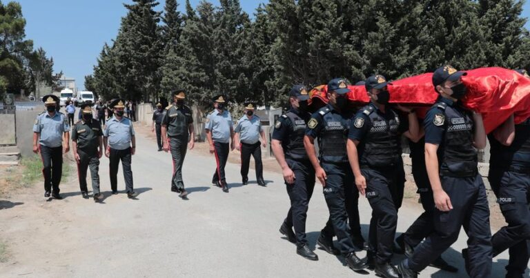 Vilayət Eyvazov polis əməkdaşının dəfn mərasimində iştirak etdi – FOTOLAR Vilayət Eyvazov polis əməkdaşının dəfn mərasimində iştirak etdi – FOTOLAR