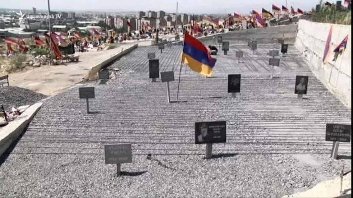 Ermənistanda DƏHŞƏT: Hərbçi məzarları betonlanır – ŞOK SƏBƏB Ermənistanda DƏHŞƏT: Hərbçi məzarları betonlanır – ŞOK SƏBƏB