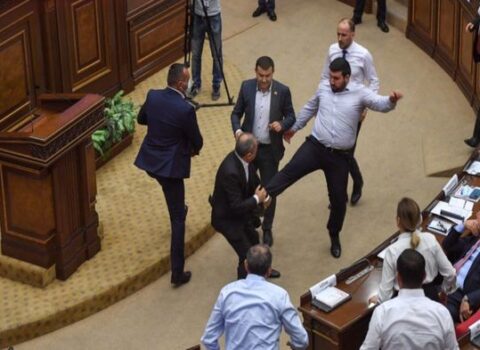 Ermənistan parlamentində iclas yenə yarımçıq qaldı: Yumruq-təpik davası başladı – FOTO