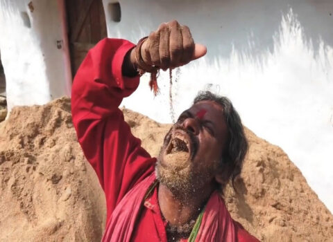 Günə 1 kilo qum yeyir – “QUM ADAM”