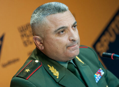 Andranik Makaryan: “Erməni obrazı belədir: sol əlində İncil, sağ əlində Kalaşnikov avtomatı”