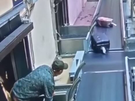 Təyyarəyə buraxılmayan sərnişin görün hardan mindi – VİDEO