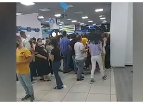 “ASAN Xidmət”də karantin qaydaları belə pozuldu – VİDEO