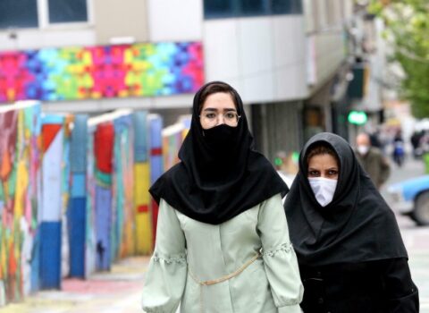 Tehran metrosunda qızlar maska taxmamaq üstündə əlbəyaxa oldular – VİDEO