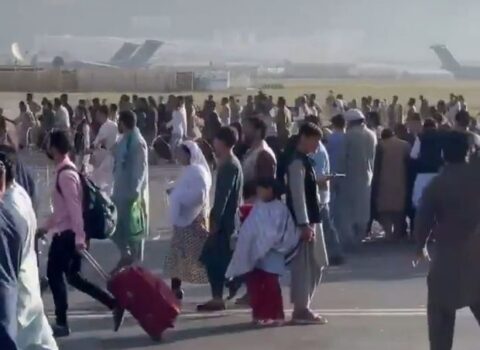 ABŞ hərbçiləri Kabil aeroportuna daxil olmağa çalışanlara atəş açdı: Ölənlər var – VİDEO  – YENİLƏNİB