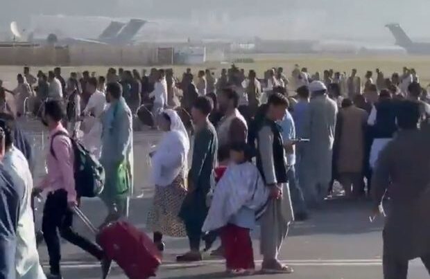 ABŞ hərbçiləri Kabil aeroportuna daxil olmağa çalışanlara atəş açdı: Ölənlər var – VİDEO – YENİLƏNİB ABŞ hərbçiləri Kabil aeroportuna daxil olmağa çalışanlara atəş açdı: Ölənlər var – VİDEO – YENİLƏNİB