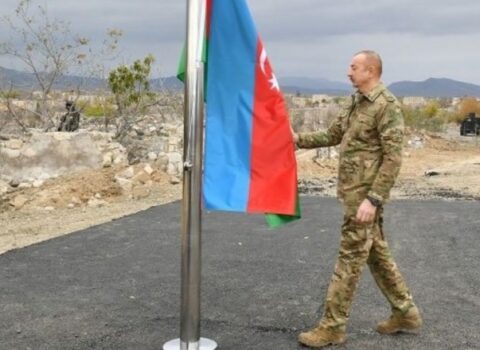 İlham Əliyev Kəlbəcərdə dövlət bayrağını ucaltdı