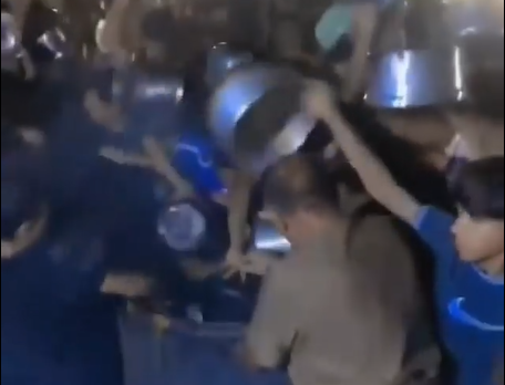 İranda acı mənzərə: İnsanlar nəzir yeməyinə görə bir-birini tapdaladı – VİDEO