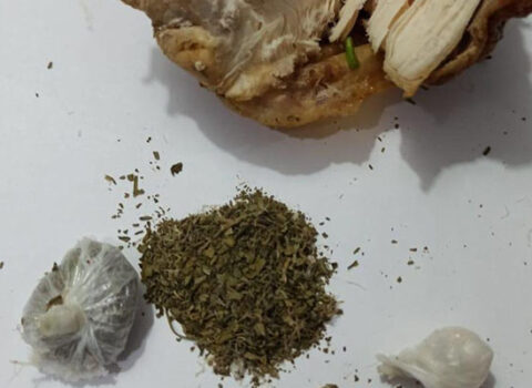Ana toyuğun içində həbsdə olan oğluna narkotik keçirmək istədi