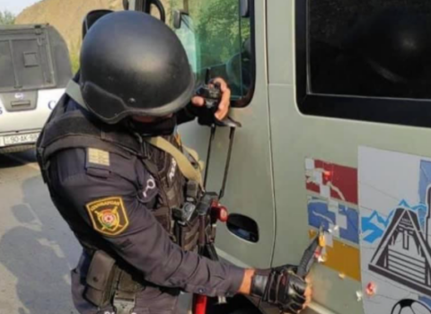 Qondarma erməni bayrağını silən polisimizi siz də tanıyın – FOTO