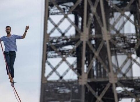 Məşhur kəndirbaz 600 metrlik məsafəni qət etdi