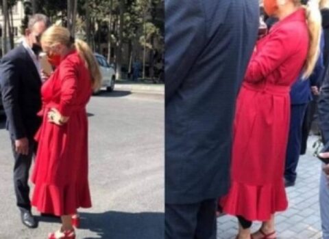 Qıpqırmızı geyimdə Şəhidlər Xiyabanına gələn qadın kimdir? – FOTOLAR