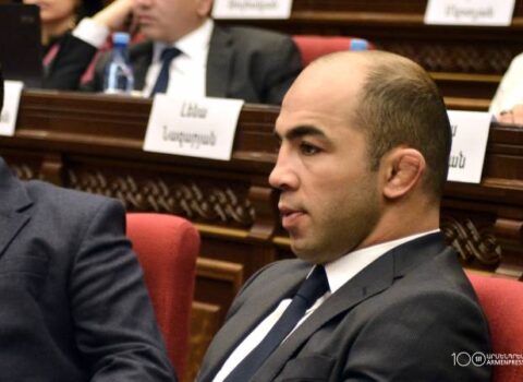 Julfalakyan: “Ən yüksək mükafatı belə dövləti məhv edən şəxs imzalayırsa, bu təltif kimə lazımdır?