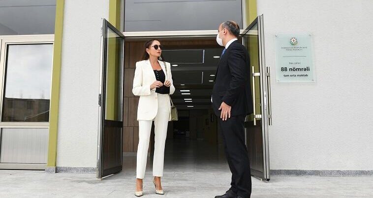 Mehriban Əliyeva Binədə yeni inşa edilən məktəbdə – FOTO Mehriban Əliyeva Binədə yeni inşa edilən məktəbdə – FOTO