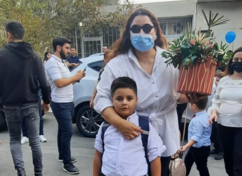 Oğlunu I sinfə aparan Aytən Səfərova: “Ağzigöyçəklər üçün məlumat…” – VİDEO