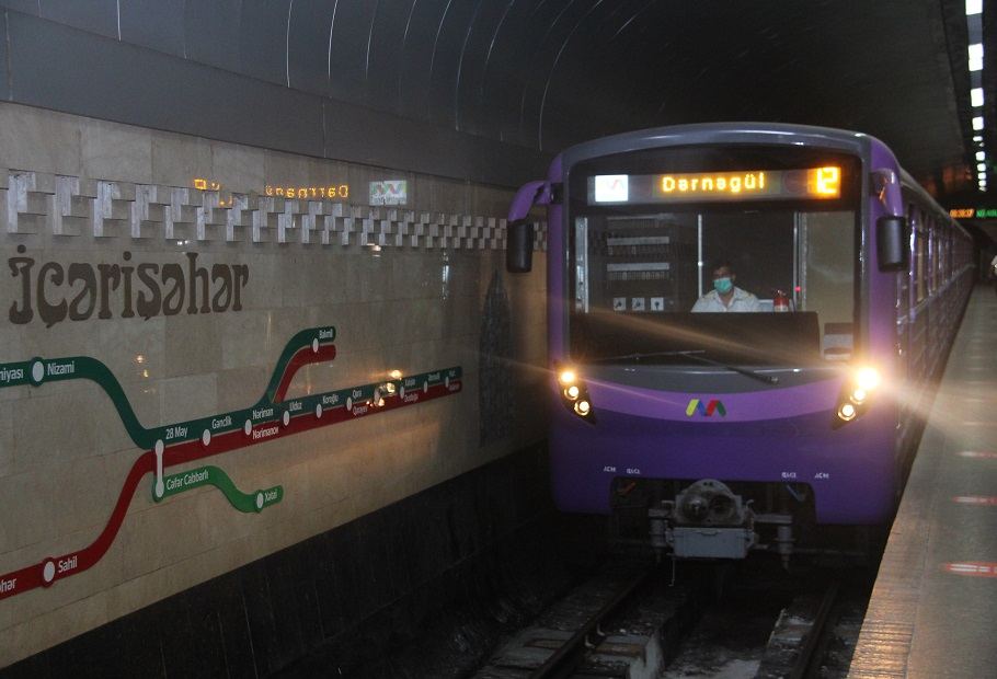 Bakı metrosunda sərnişinlər boşaldılır