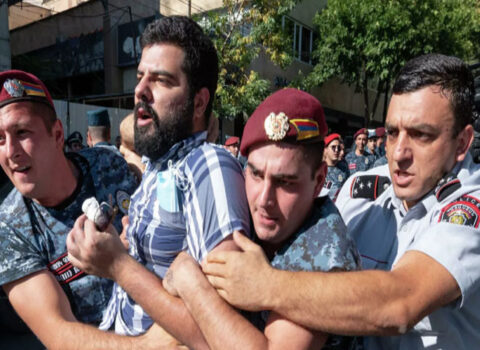 Ermənistan yenə qarışdı: Aznavur meydanına daxil olmağa çalışan kütlə ilə polis arasında DAVA – VİDEO