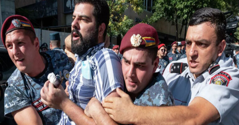 Ermənistan yenə qarışdı: Aznavur meydanına daxil olmağa çalışan kütlə ilə polis arasında DAVA – VİDEO Ermənistan yenə qarışdı: Aznavur meydanına daxil olmağa çalışan kütlə ilə polis arasında DAVA – VİDEO