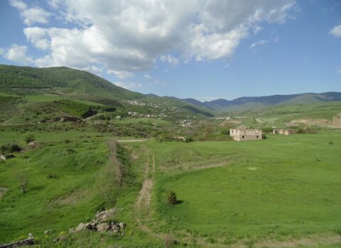 Əskiparada bayraq dirəyi qaldırıldı – FOTO