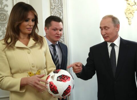Melaniyanın köməkçisindən şok Putin iddiası: “Əyilib qulağına dedi ki…”