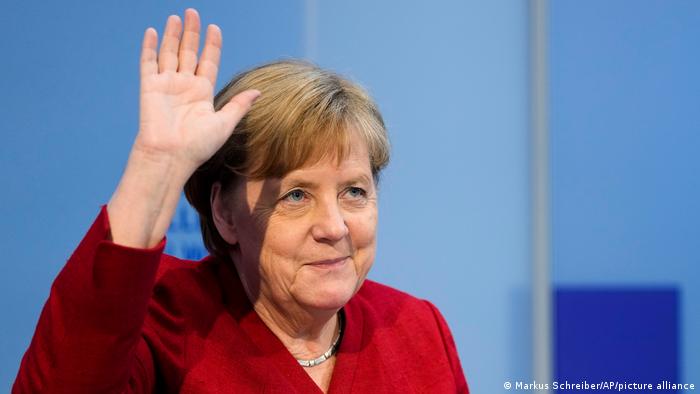 Merkel ekonomla uçdu
