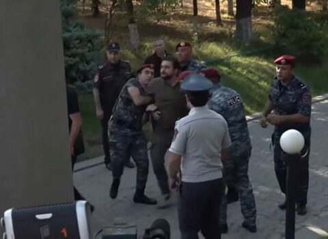 Ermənistanda hərbçi valideynləri Paşinyanın “Yerablur”u ziyarətinə etiraz etdilər  – VİDEO