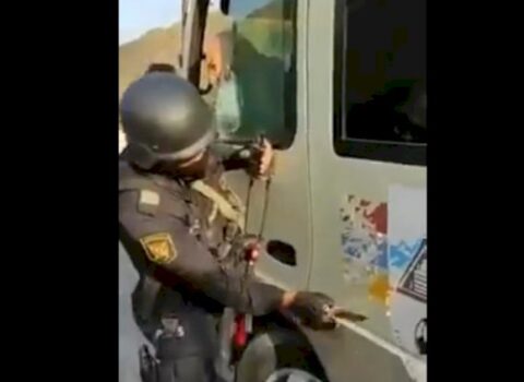 Azərbaycanlı polis postda qondarma rejimin bayrağını sildi – VİDEO