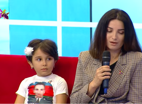 Şəhidin həyat yoldaşı: “Saçını özü kəsirdi ki, bərbərə verəcəyi pulu uşaqlara xərcləsin” – VİDEO