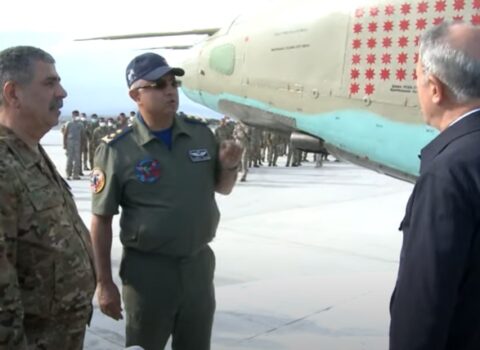 Ermənilərin 58 hədəfini məhv edən “Su-25” Hulusi Akara göstərildi – FOTOLAR