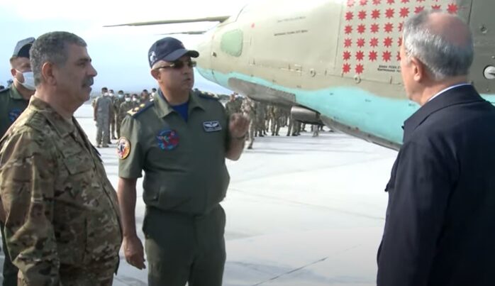 Ermənilərin 58 hədəfini məhv edən “Su-25” Hulusi Akara göstərildi – FOTOLAR Ermənilərin 58 hədəfini məhv edən “Su-25” Hulusi Akara göstərildi – FOTOLAR