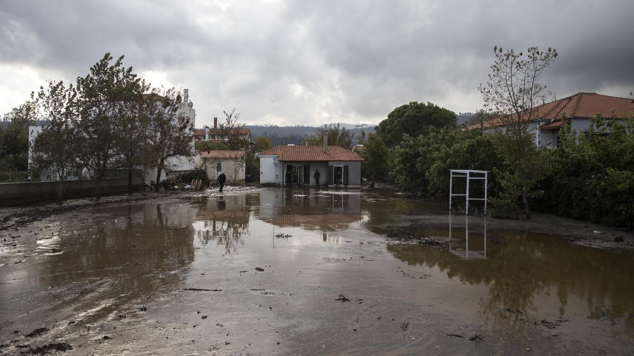 Şəkidə sel kəndlə şəhərin əlaqəsini kəsdi - Avtomobili apardı