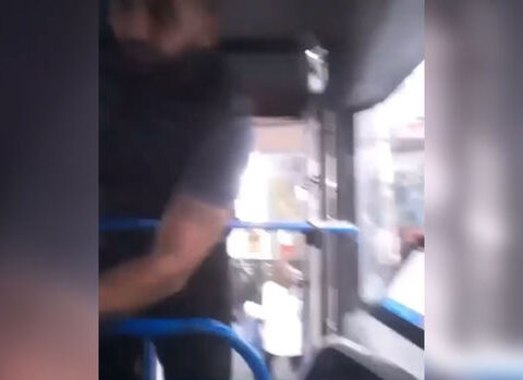 Bakıda kişi avtobus sürücüsünə hücum etdi – VİDEO