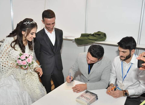 Bakıda bəylə gəlin kitab sərgisinə gəldi – FOTO