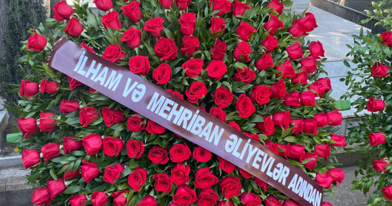 Prezident və xanımı Canəli Əkbərovun dəfn mərasiminə əklil göndərdi Prezident və xanımı Canəli Əkbərovun dəfn mərasiminə əklil göndərdi