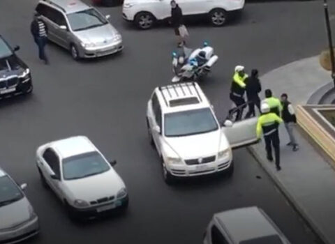 Bakıda polislə vətəndaş arasında insident – ANBAAN VİDEO
