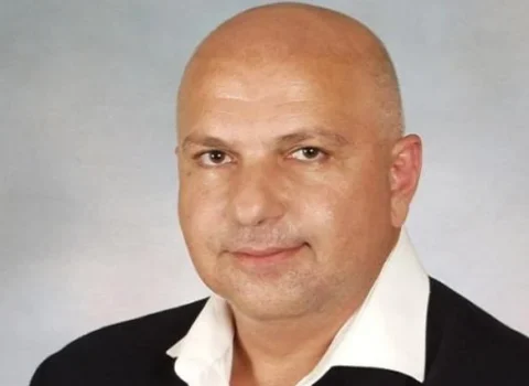 “60 yaşım var, adımın qabağına yazırlar ki, müğənni, elə ondansa çilingər, bağban yazın”