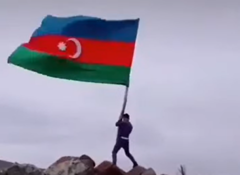 Cənublu soydaşımızdan Birlik MESAJI: Kəleybərin ən yüksək zirvəsinə Azərbaycan bayrağı sancıldı – VİDEO