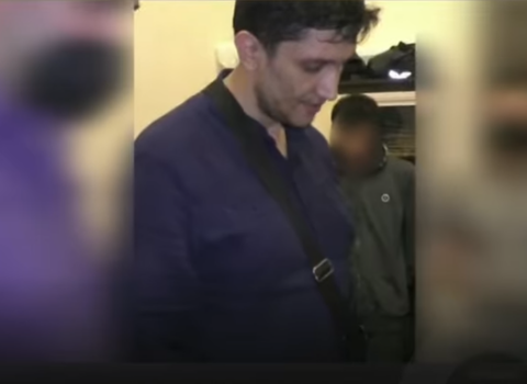 Cavid Sumqayıtlının narkotikə görə həbs olunma görüntüləri yayıldı – Üzərindən narkotiki belə çıxardı – VİDEO