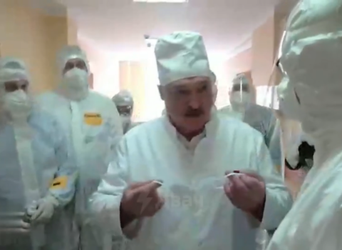 Aleksandr Lukaşenko gülünc vəziyyətə düşdü – VİDEO