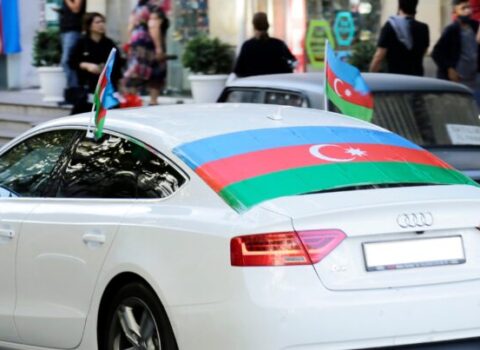DİN XƏBƏRDARLIQ ETDİ: “Şəxsi maşınların şüşəsinə bayraq vurula bilməz!” 
