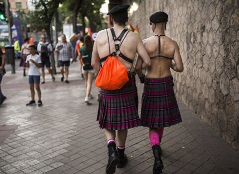 Le Figaro: “Fransada məktəblilər cinsindən asılı olmayaraq yubka geyinə bilər”