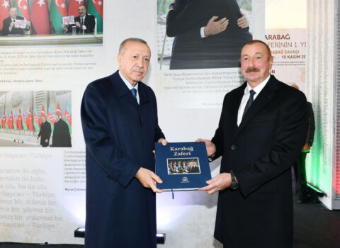Ərdoğan İlham Əliyevə o kitabı hədiyyə etdi – FOTO