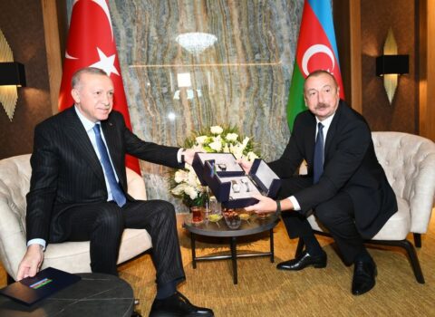 Ərdoğan Əliyevə üstündə “Xarıbülbül” təsviri olan saatlar hədiyyə etdi – FOTOLAR