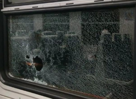 İrəvan-Gümrü qatarı daşa basıldı – Şüşələr sındı