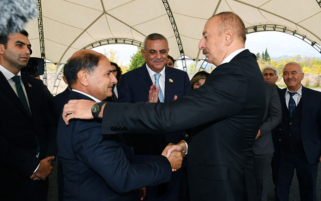 Prezident cəbhəyə yollandığı gün övladı doğulan şəhidin atası ilə söhbət etdi – FOTO Prezident cəbhəyə yollandığı gün övladı doğulan şəhidin atası ilə söhbət etdi – FOTO